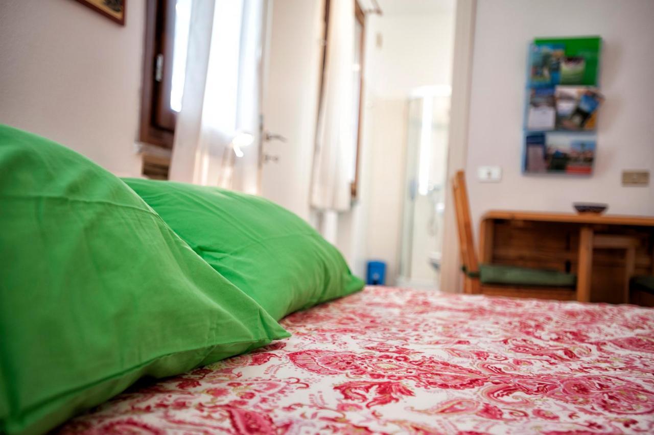 Casa Vacanze Tana Della Volpe Ispra Exterior foto