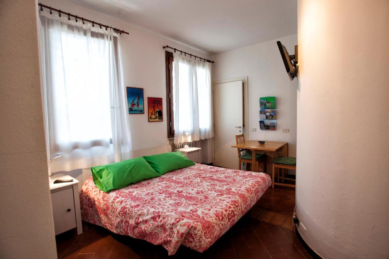 Casa Vacanze Tana Della Volpe Ispra Exterior foto
